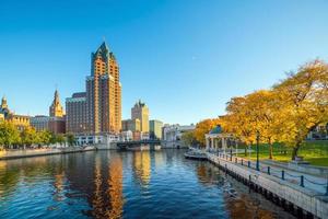 horizonte del centro con edificios a lo largo del río milwaukee foto