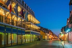 Pubs y bares con luces de neón en el barrio francés de Nueva Orleans. foto