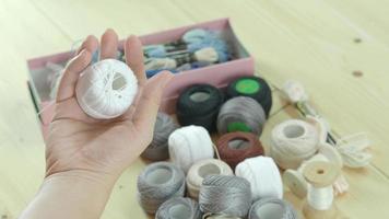 bordar costurando à mão de mulher. trabalhos manuais e mãos femininas. video