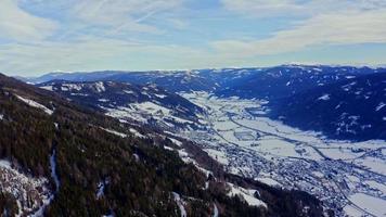 paesaggio montano innevato video