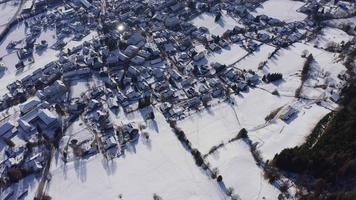 Flug über ein verschneites Winterdorf video