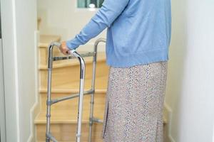 anciana asiática o anciana caminando con andador por las escaleras en casa.
