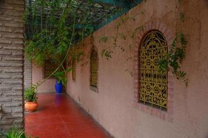 Interior colorido de jardines majorelle en marakkech foto