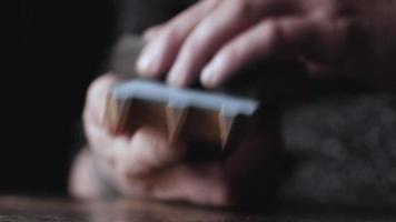 carpintero muele una pieza de madera pintada video