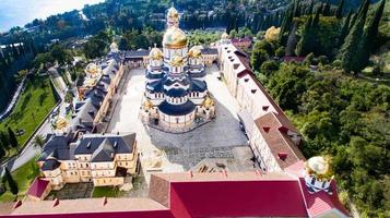 Vista aérea del nuevo monasterio de Athos en Abjasia. foto