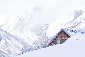 casa nevada en las montañas foto