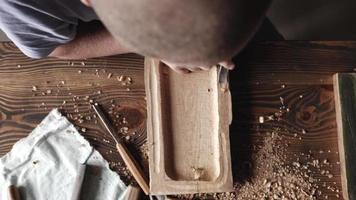 Woodcarver procesa una tabla de madera de roble