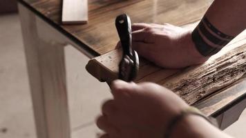 carpintero procesa tablero de madera con radios video