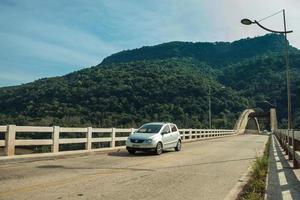 bento goncalves, brasil - 10 de julio de 2019. automóviles que pasan por el puente de hormigón ernesto dornelles cerca de bento goncalves. una ciudad amigable en el sur de Brasil famosa por su producción de vino. foto