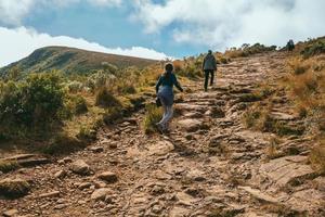 cambara do sul - brasil, 18 de julio de 2019. la gente en el sendero rocoso subiendo a la cima del cañón de fortaleza en un día soleado cerca de cambara do sul. un pequeño pueblo rural con increíbles atractivos turísticos naturales. foto