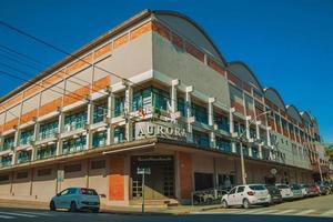 Bento Goncalves, Brasil - 11 de julio de 2019. Fachada del edificio de la bodega Aurora con el letrero de la empresa en una calle de Bento Goncalves. una ciudad amigable en el campo famosa por su producción de vino. foto