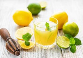 vaso con jugo de limón fresco foto