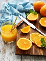vaso de jugo y frutas de naranja foto