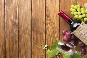 vino con marco de uvas rojas verdes