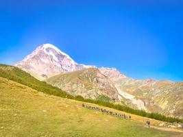 grupo de excursiones de senderismo subir la colina foto