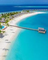 paisaje aéreo perfecto, resort u hotel tropical de lujo con villas de agua y hermosos paisajes de playa. Increíble vista de ojos de pájaro en Maldivas, paisaje marino vista aérea sobre Maldivas foto