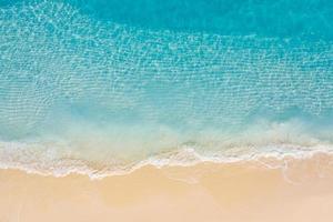 relajante escena de playa aérea, banner de plantilla de vacaciones de vacaciones de verano. las olas surfean con la increíble laguna del océano azul, la orilla del mar, la costa. vista superior perfecta del drone aéreo. playa tranquila y luminosa, junto al mar foto