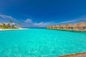 vacaciones de lujo en maldivas, villa de bungalows de agua con embarcadero isla tropical playa, orilla. Resort u hotel tropical de lujo con villas de agua y una hermosa playa escénica foto