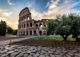 Coliseo en Roma, Italia. el turismo italiano más famoso en el cielo azul foto