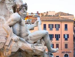 Detalle de la piazza navona - plaza navona - fuente bernini en roma, italia. uno de los lugares turísticos más famosos de la ciudad. foto