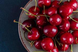 deliciosas cerezas frescas de cosecha fresca foto