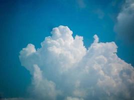 el cielo es azul las nubes son blancas. foto