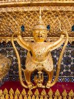 guardián del demonio en el gran palacio de wat phra kaew de tailandia. foto