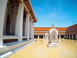 wat saket ratcha wora maha wihan bangkok thailand.El templo wat sa ket es un antiguo templo del período ayutthaya. foto