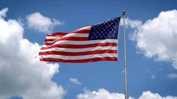 bandera americana ondeando al viento con un fondo de cielo azul. bandera americana de los eeuu. ondeando la famosa bandera de los Estados Unidos de América frente a un cielo azul. día de la Independencia