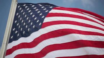 bandera americana volando contra el cielo patriota rojo ondeando patriotismo símbolo volando estados unidos estado 4k hd video
