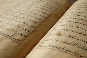 libro abierto antiguo en árabe. antiguos manuscritos árabes foto