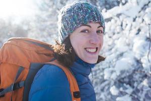 mujer en una caminata de invierno. foto