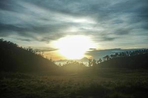 amanecer en la montaña foto