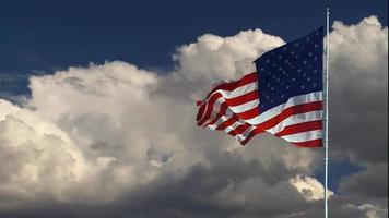 Bandera americana ondeando en Estados Unidos de América cielo azul bandera americana - cámara lenta - resolución 4k patriótico 4 de julio