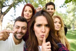 grupo de jóvenes juntos al aire libre en el fondo urbano foto