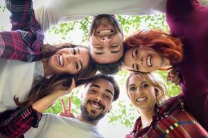 grupo de jóvenes juntos al aire libre en el fondo urbano foto