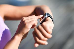 mujer con smartwatch tocando la pantalla táctil foto