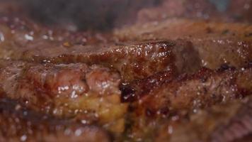 Deliciosa carne de res jugosa cocinando imágenes macro