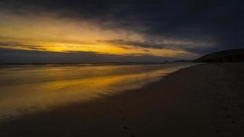 playa de perranporth cornwall puesta de sol foto