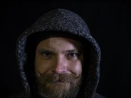 retrato de un hombre con barba y bigote foto