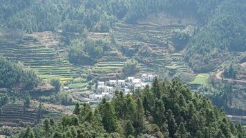 la hermosa y antigua vista del pueblo chino tradicional con las montañas a su alrededor ubicadas en el campo del sur de China foto