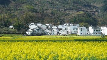 la hermosa y antigua vista del pueblo chino tradicional con las montañas a su alrededor ubicadas en el campo del sur de China foto