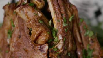 close up grill bbq costolette di agnello. video