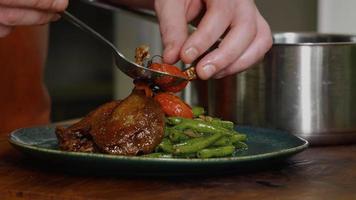 canard appétissant repas tomate frite décoré video