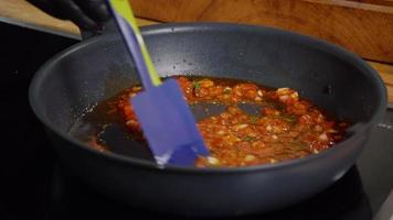 hete saus in een pan mengen. video