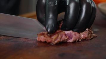 le chef coupant un bœuf mi-cuit a l'air très savoureux video