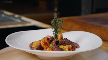 apresentação de refeição de carne na chapa branca. video