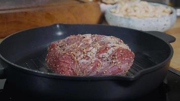 bife de carne bovina cozinhando na grelha. video