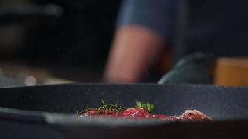 matlagning av nötkött stekt i slow motion-filmer i köket. video