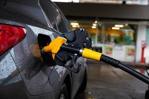 repostaje de automóviles con gasolina o diésel con un dispensador de combustible foto